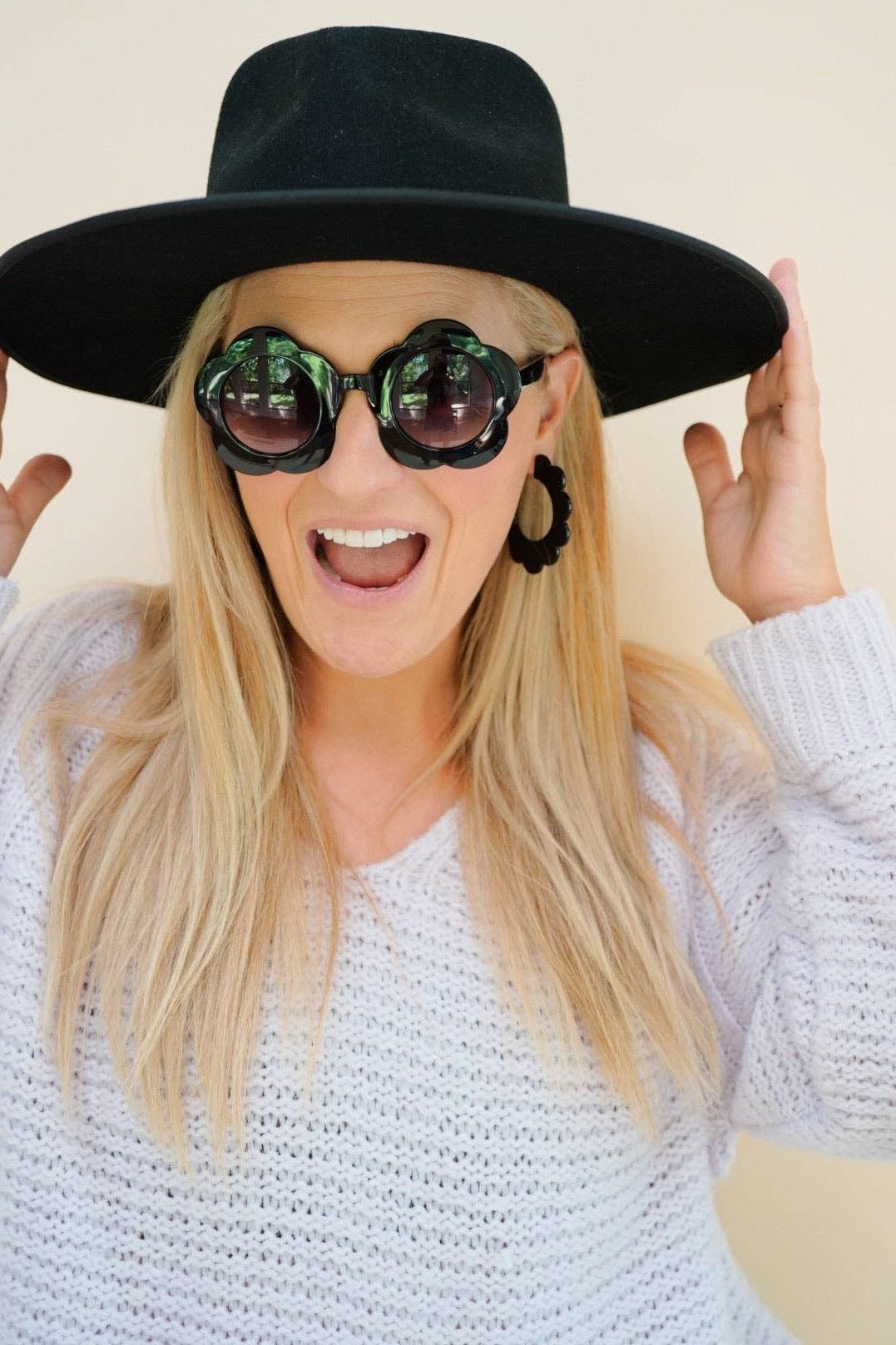 Margo Hoop - True Black